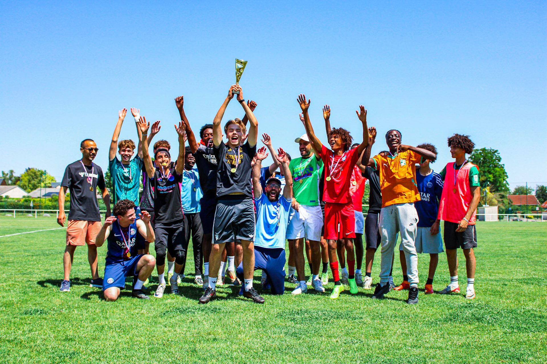 Les U18 du FC Bezannes 2050 soulèvent le trophée de champions de D1